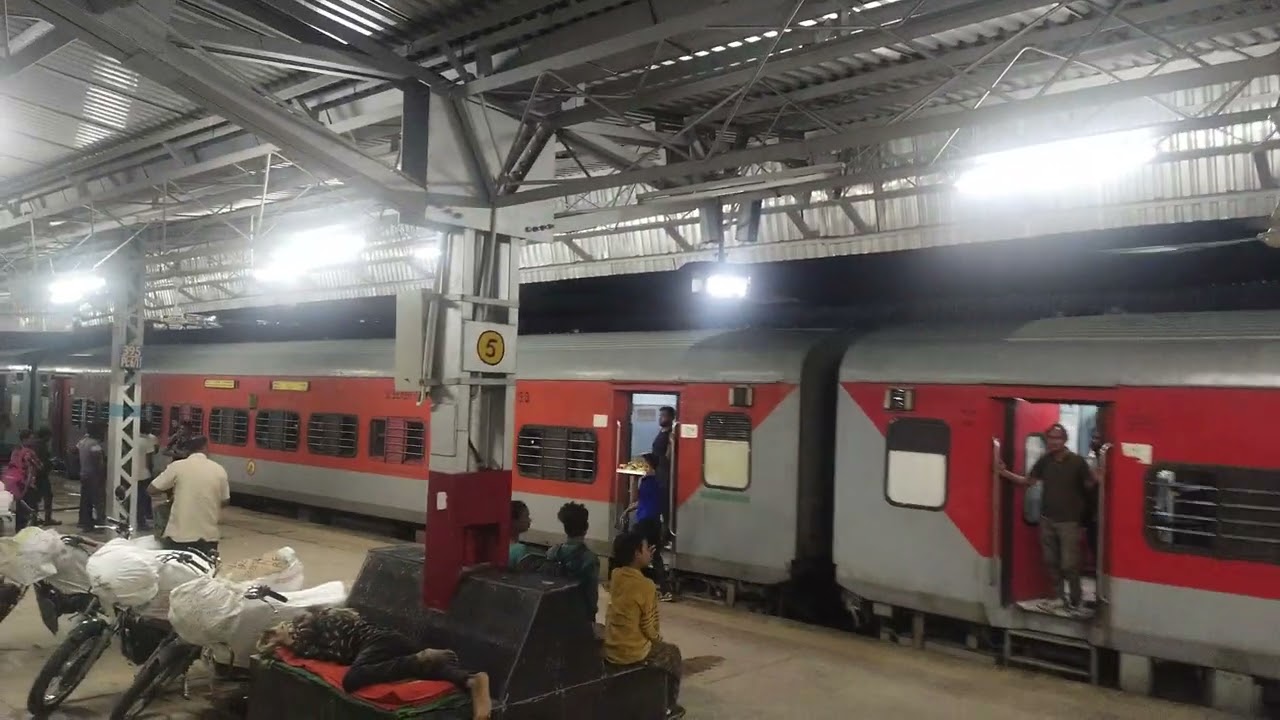 Bhavnagar  terminus weekly express  and Saurashtra mail arriving at Vadodara Jn