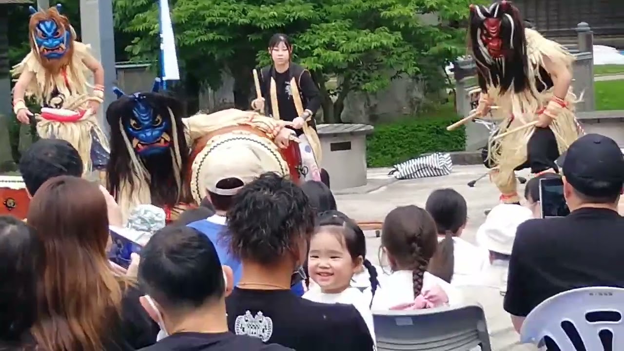 (秋田移住と五城目町) 朝市なまはげ太鼓演奏 恩荷 の演奏を見に行ってみた。snsの写真写りをなまはげさんは気にするらしい