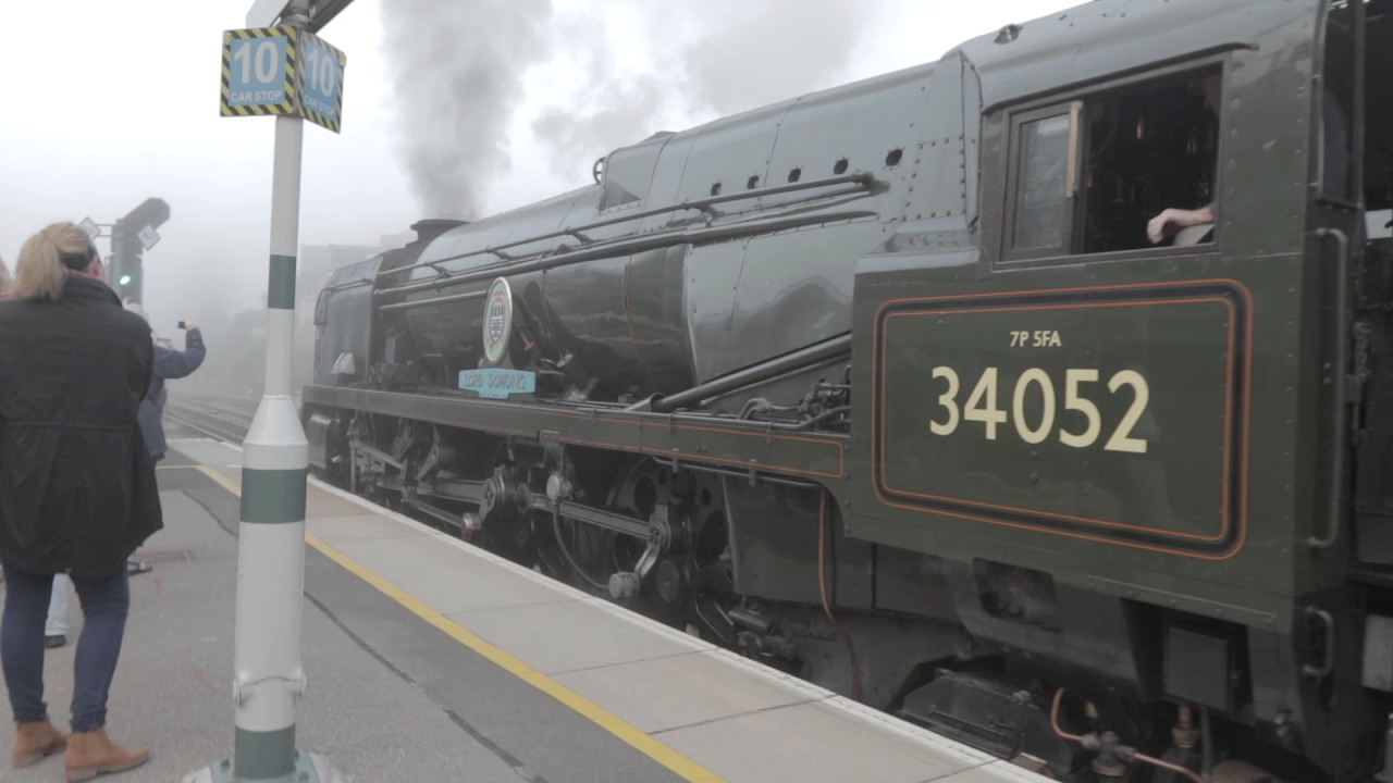 'Lord Dowding' arrives at a foggy Haywards Heath, Sat 8 April 17