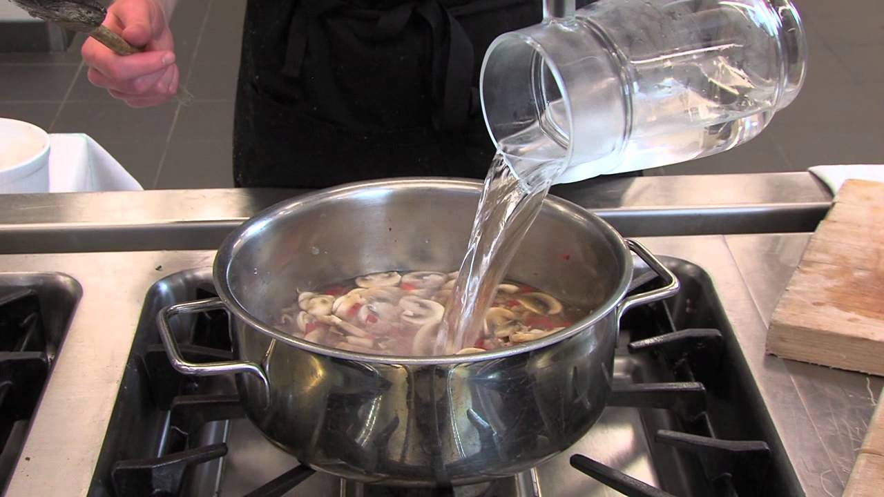 Kinesisk nudelsuppe af hakket svinekød