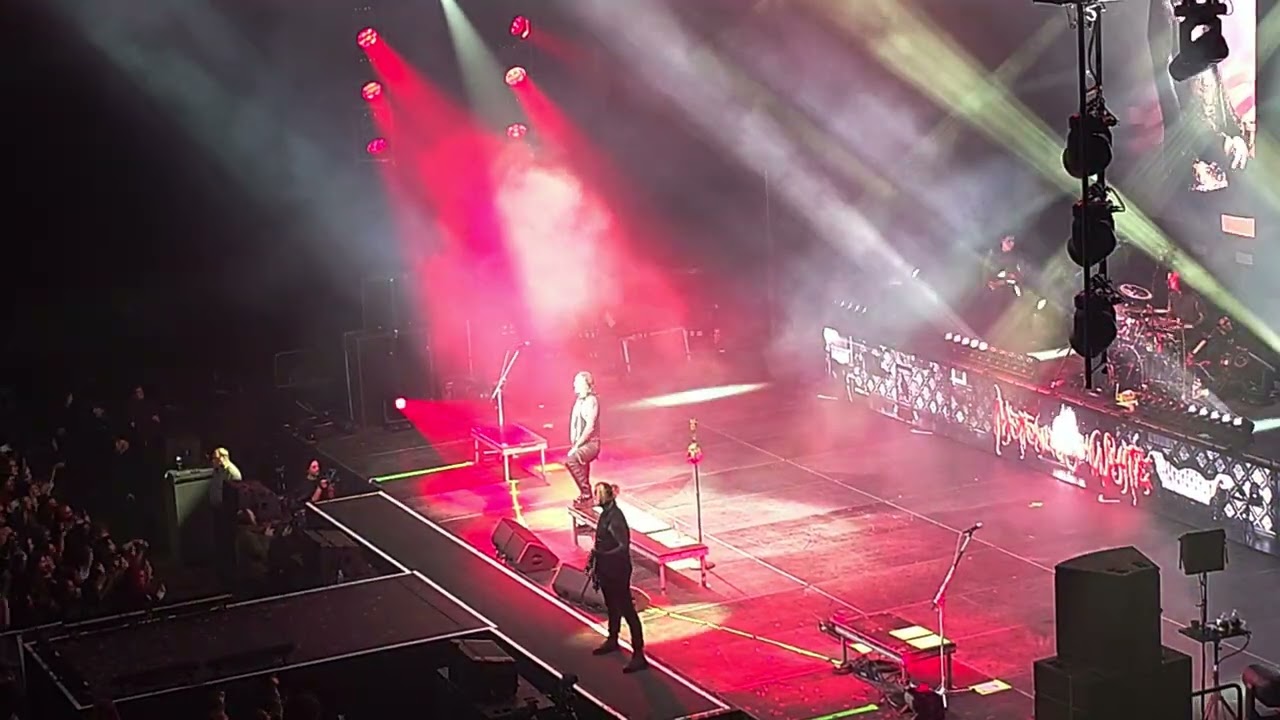 Motionless In White - America (live) apocalypse festival 11-13-25