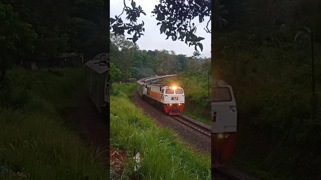 Wih Keren Kereta Api Melintas  Di Rel Yang Berkelok