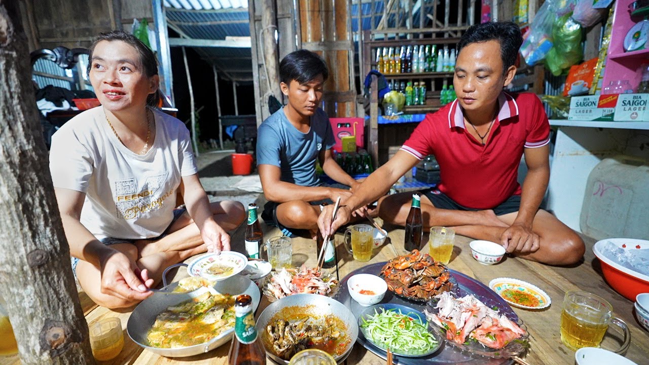 Invited into locals home in rural Vietnam | Ba Khia catch and cook diner!!!