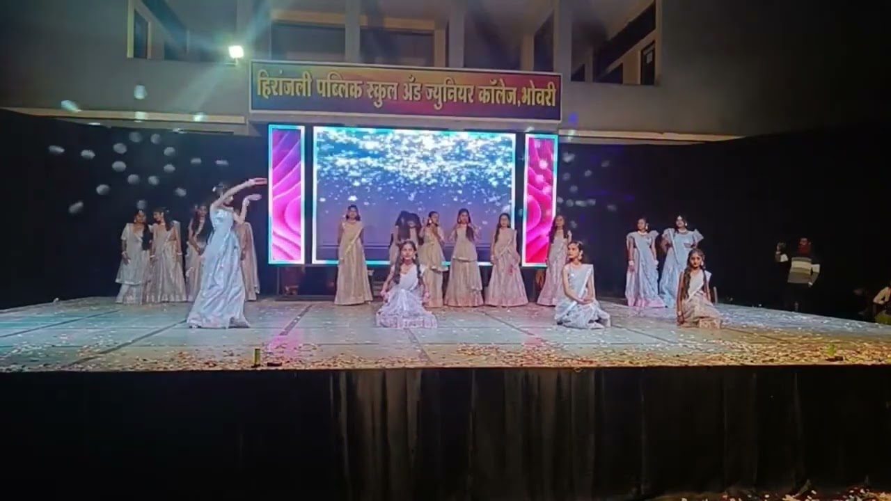 Chaiya chaiya girls reminds you of the divas of bollywood class7thgirls#dance #hiranjalipublicschool