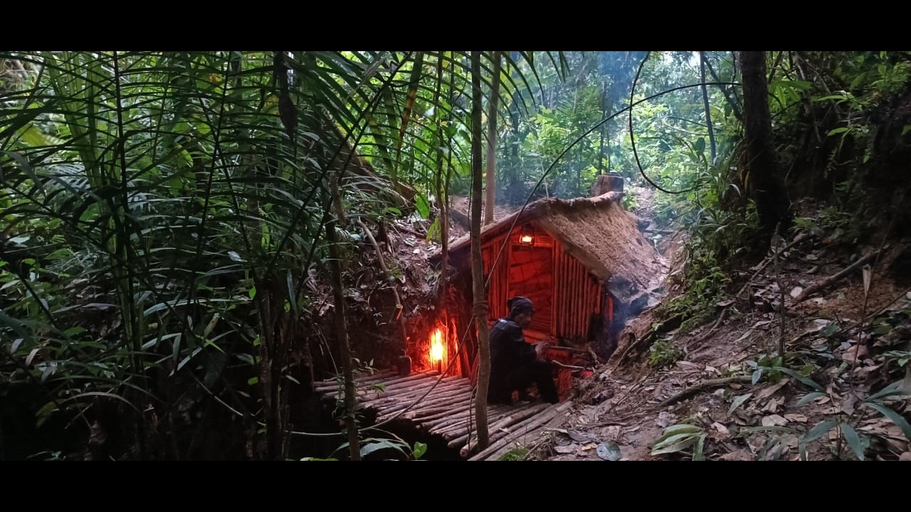 building a survival shelter and hunting in extreme rain, Bushcraft & Campfires