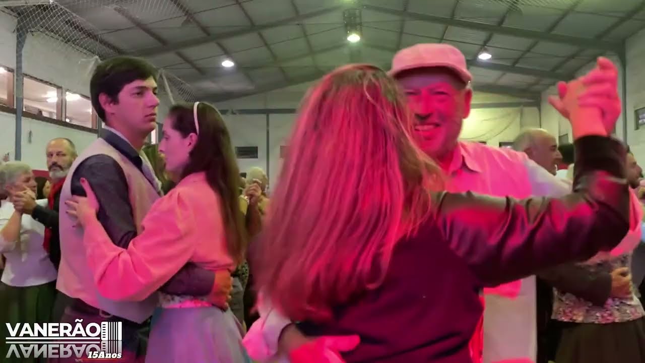 Baile ao vivo com Grupo Vanerão - Festa do Divino Espirito Santo em Vila Seca Parte 1