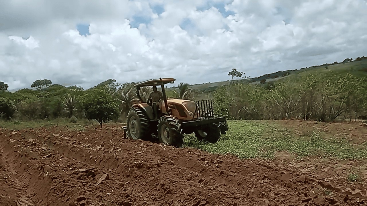 NOSSO SÍTIO DE  HECTARES DE TERRA | PASSANDO O TRATOR NA TERRA PARA PLANTAR