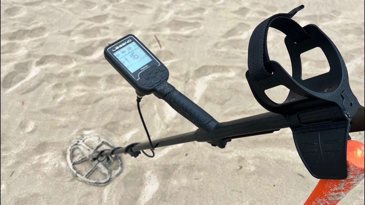 Detección metálica en playa con detector de metales Nokta Makto The Legend - Tesoros enterrados