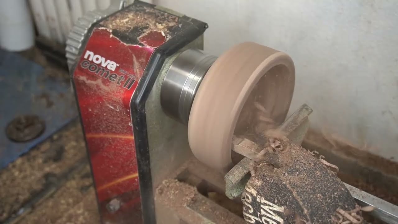 Чаша снова приобретает цвет черного ореха...