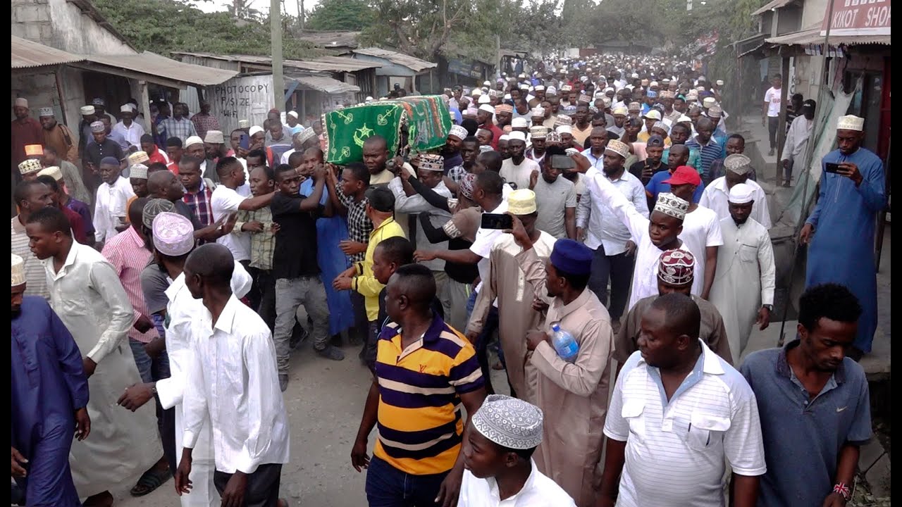 TIZAMA UMATI ULIOJITOKEZA KATIKA MAZISHI YA SHEIKH DOGA MUFTI WA TANZANIA NA MASHEIKH  WATOA  NENO