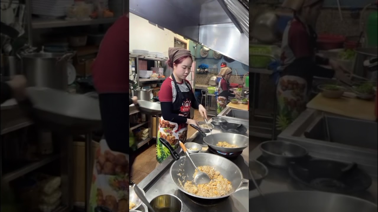 ข้าวผัดปูจานกลางจัดไปสองจานเลยค่ะ