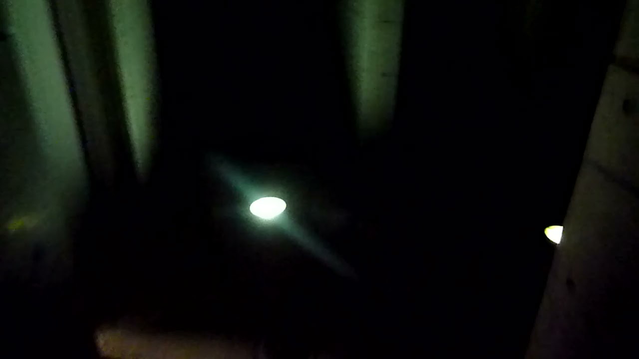 寿命が尽きた蛍光灯(公衆便所)