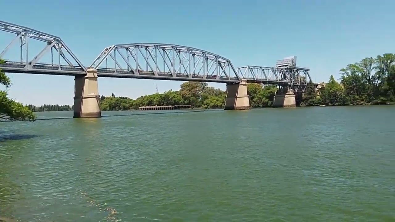 Estamos en carro en el patrón mostrando el puente viejo de viedma Río negro 🇦🇷👍