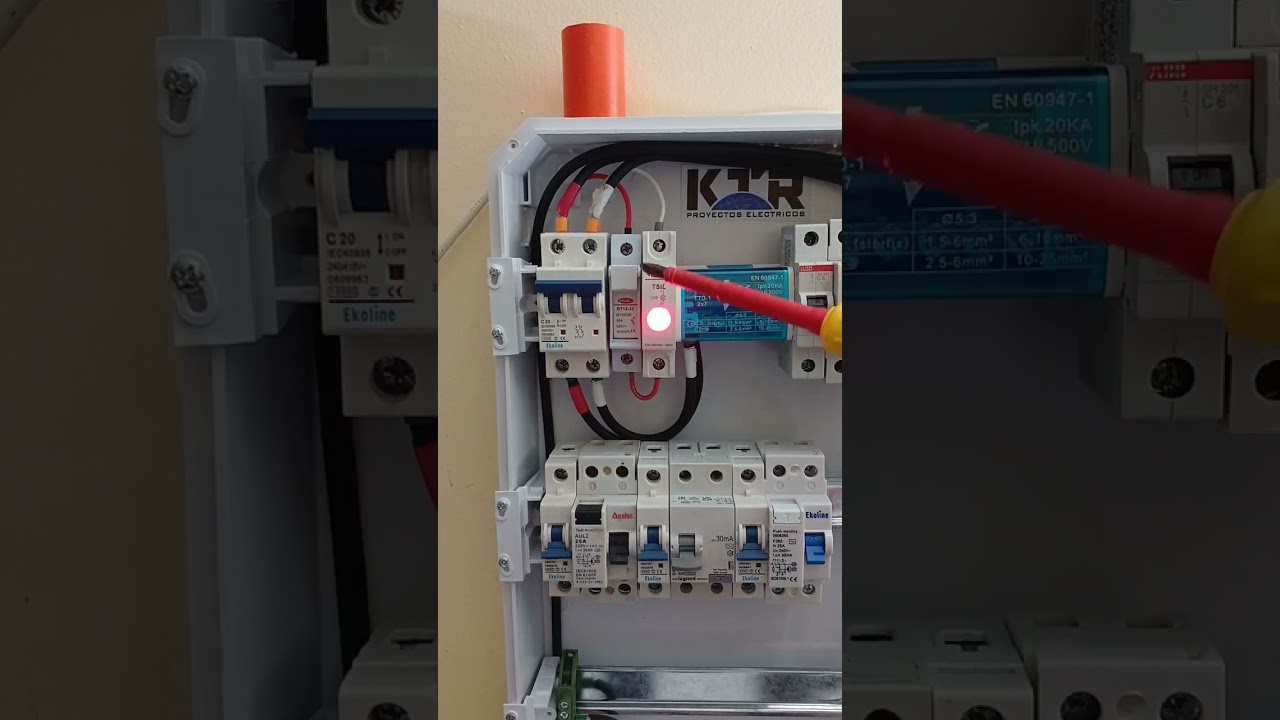 Tablero eléctrico domiciliario, canalizado, alimentador, omnipolar, luz piloto, barra distribución.