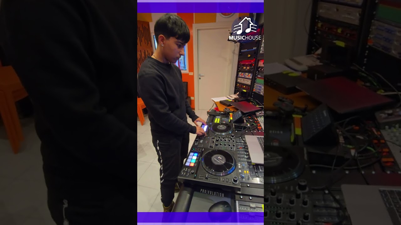 Corso per DJ - Annamaria mixa due brani con passaggio veloce - Music House - sede di Ascoli Piceno