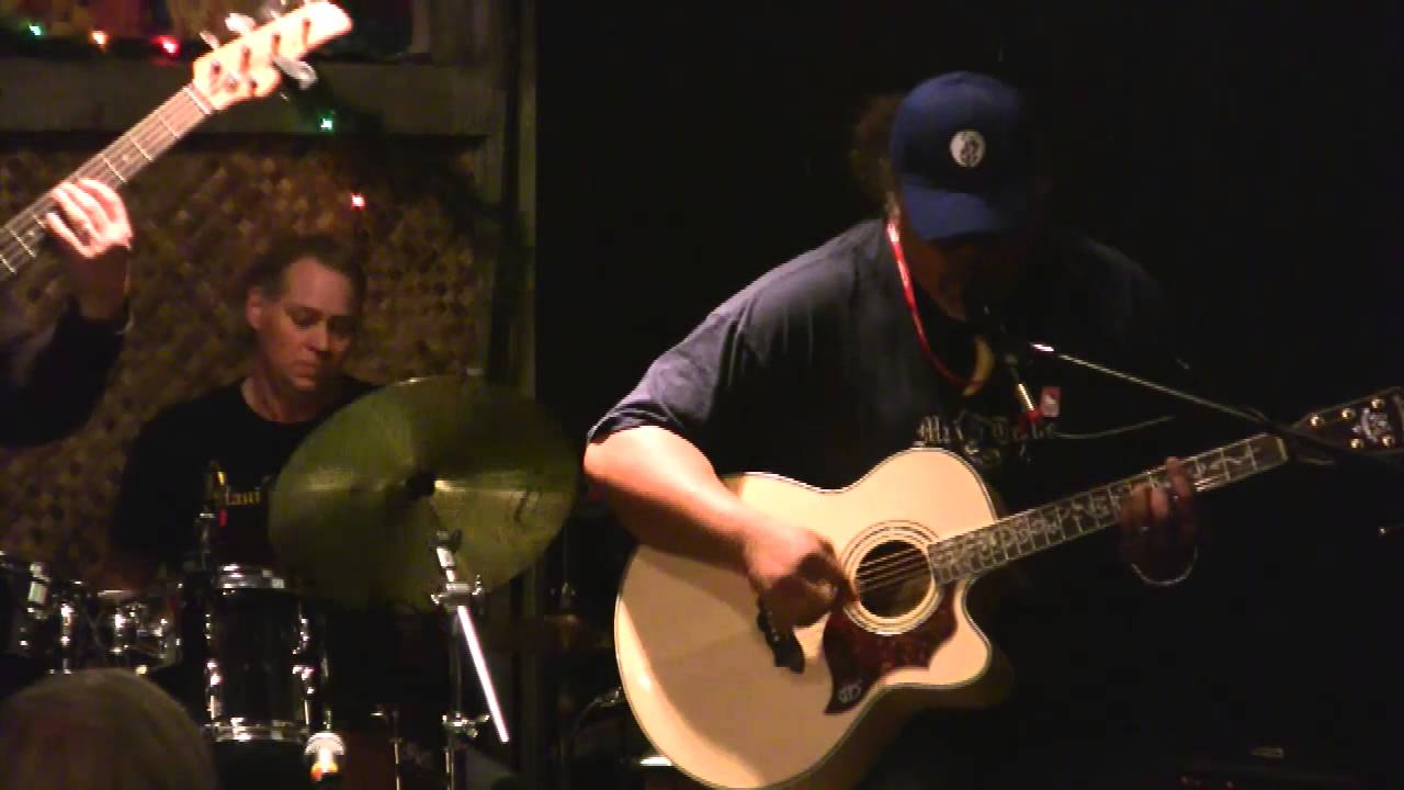 Willie K Performs, 