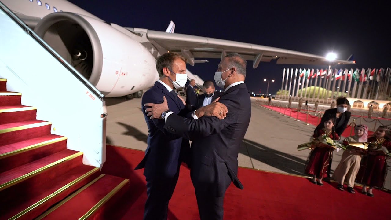 رئيس مجلس الوزراء السيد مصطفى الكاظمي يستقبل الرئيس الفرنسي إيمانويل ماكرون لدى وصوله مطار بغداد