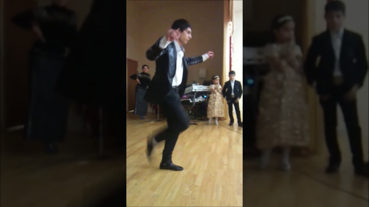 Gypsies dance. Цыганский конкурс-2.Пляшут цыганские парни.