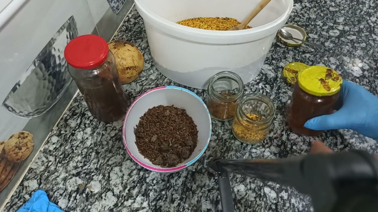 خلطة قوية من العكبر العسل حبوب الطلع مفيدة جدا لصحة الانسان