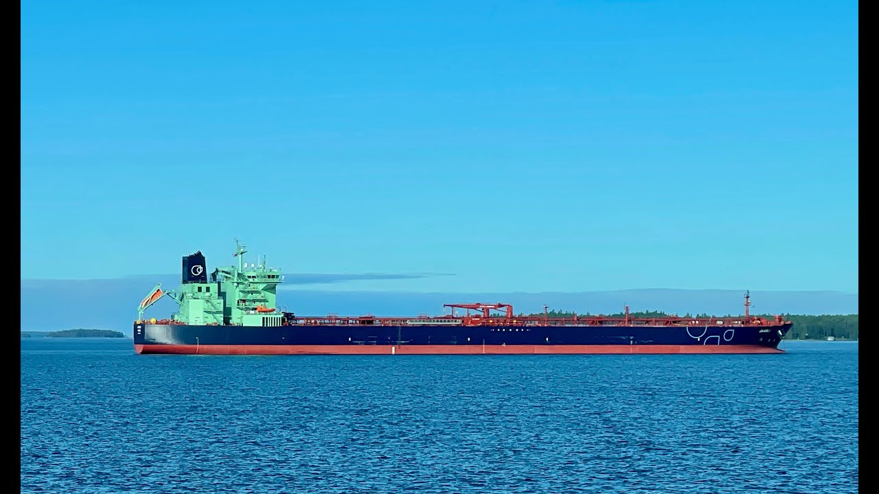 The escort tow in the Gulf of Finland Ms Ahti connected at Mt Jaarli.