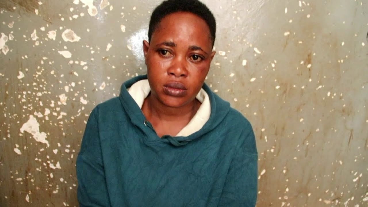 Agataliikonfuufu Omukazi eyaliisizza omwana wa mukwano empitambi akwatiddwa