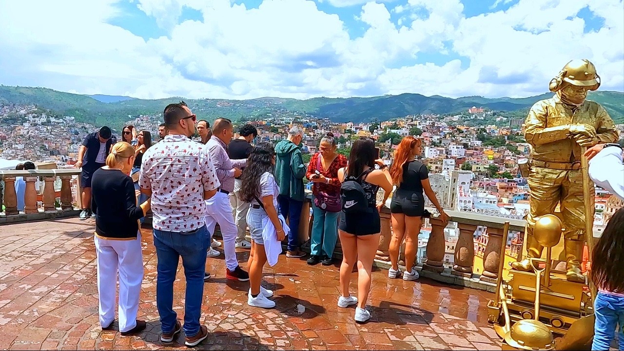 Así es CAMINAR por la Ciudad MÁS COLORIDA de México (Guanajuato 4K 2025)
