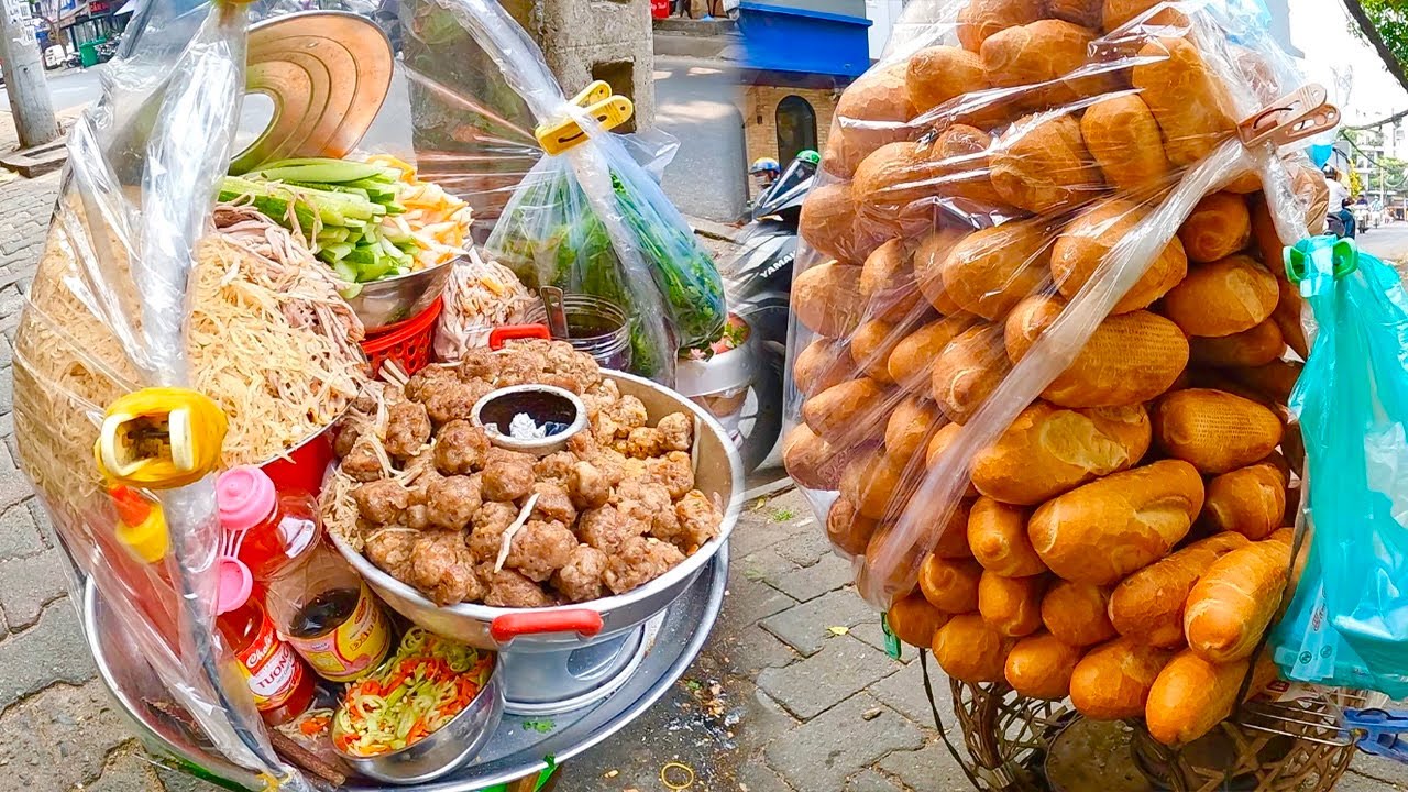 Bánh mì 15k/ổ cực rẻ vừa gánh ra là đã có khách ghé vào mua liên tục - Vi Na TV