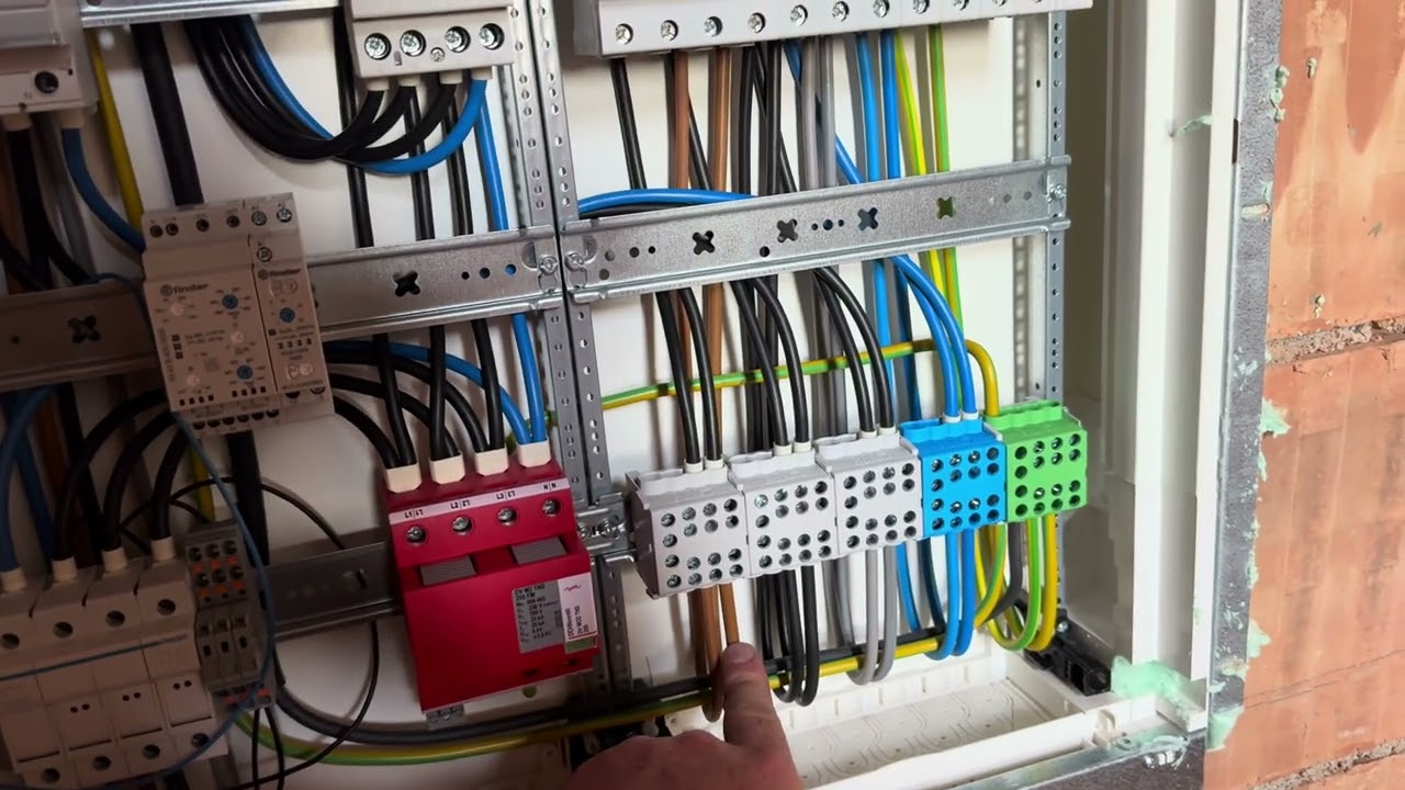 Instalație făcută de client, tablouri făcute de Electro Profesional