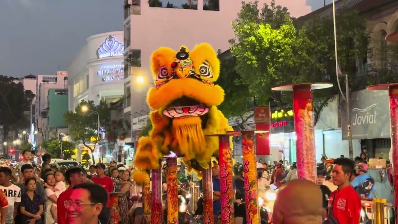 Múa Lân Quận 1 Khu Nhà Giàu Vỡ Trận Hàng Ngàn Người Vây Kín
