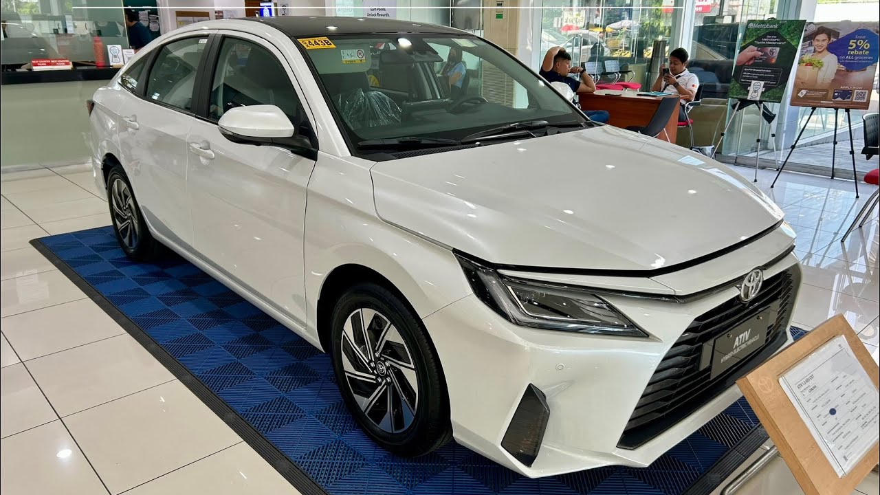 Гибридный субкомпактный седан Toyota Ativ 2025 года