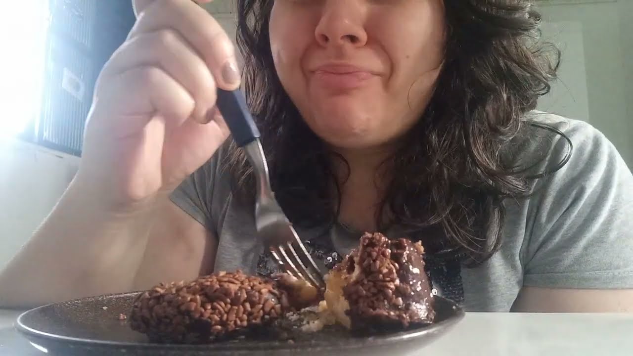 ASMR - COMENDO BRIGADEIRO E BOLO.