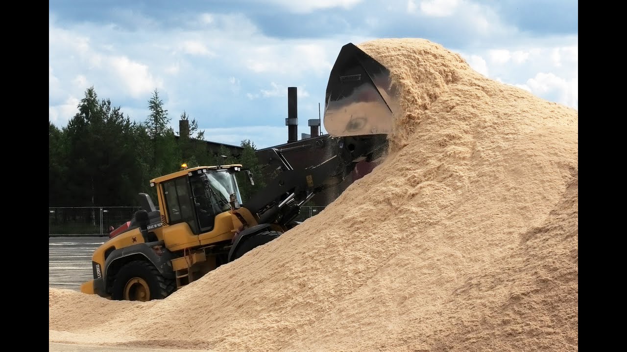 Volvo L120H With High Tipping Bucket (4K)