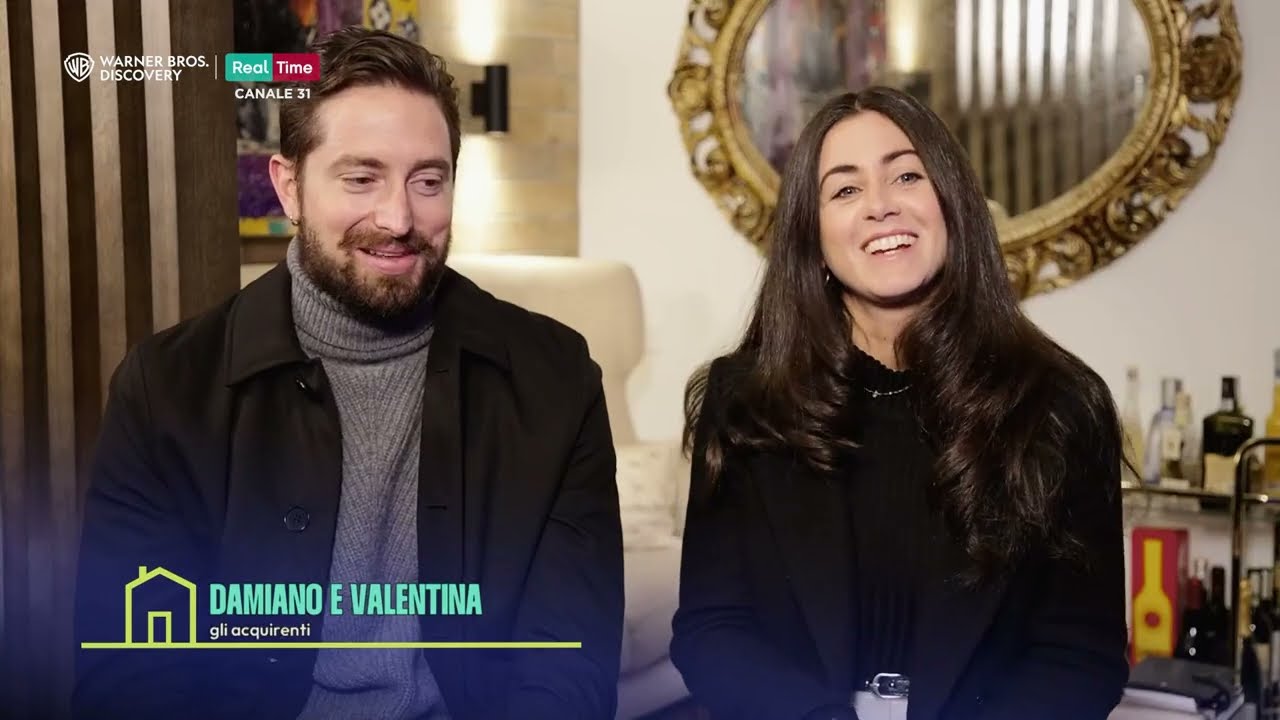 Il nido d'amore di Damiano e Valentina: living con cucina e angolo console | CASA A PRIMA VISTA