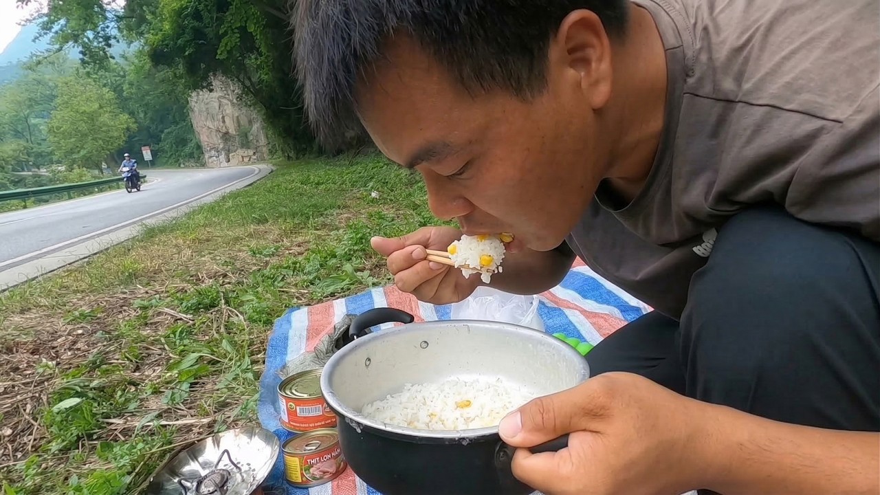 一个人流浪太难了：在湖北大山里迷失方向被迫路边露营，饥寒交迫时生火做饭太治愈
