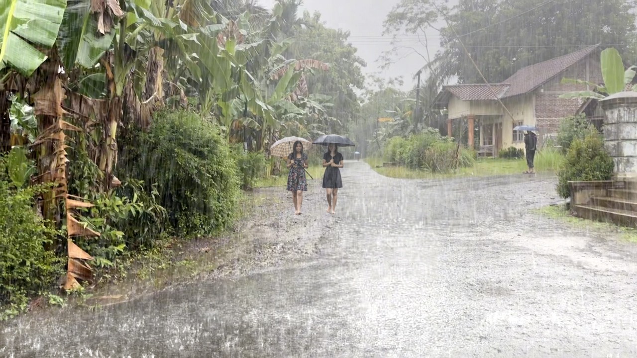 HEAVY RAIN IN BEAUTIFUL HILLY INDONESIA VILLAGE | HEAVY RAIN AND STRONG THUNDER SOUNDS