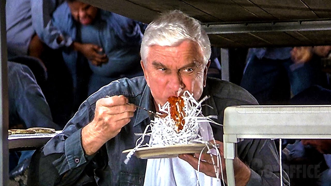 Frank Drebin in prigione | Le scene più divertenti di Una pallottola spuntata 33⅓