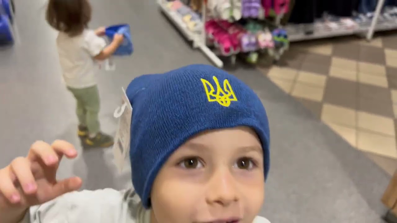 🧢 Саша і Наташа приміряют шапки в магазині 😄