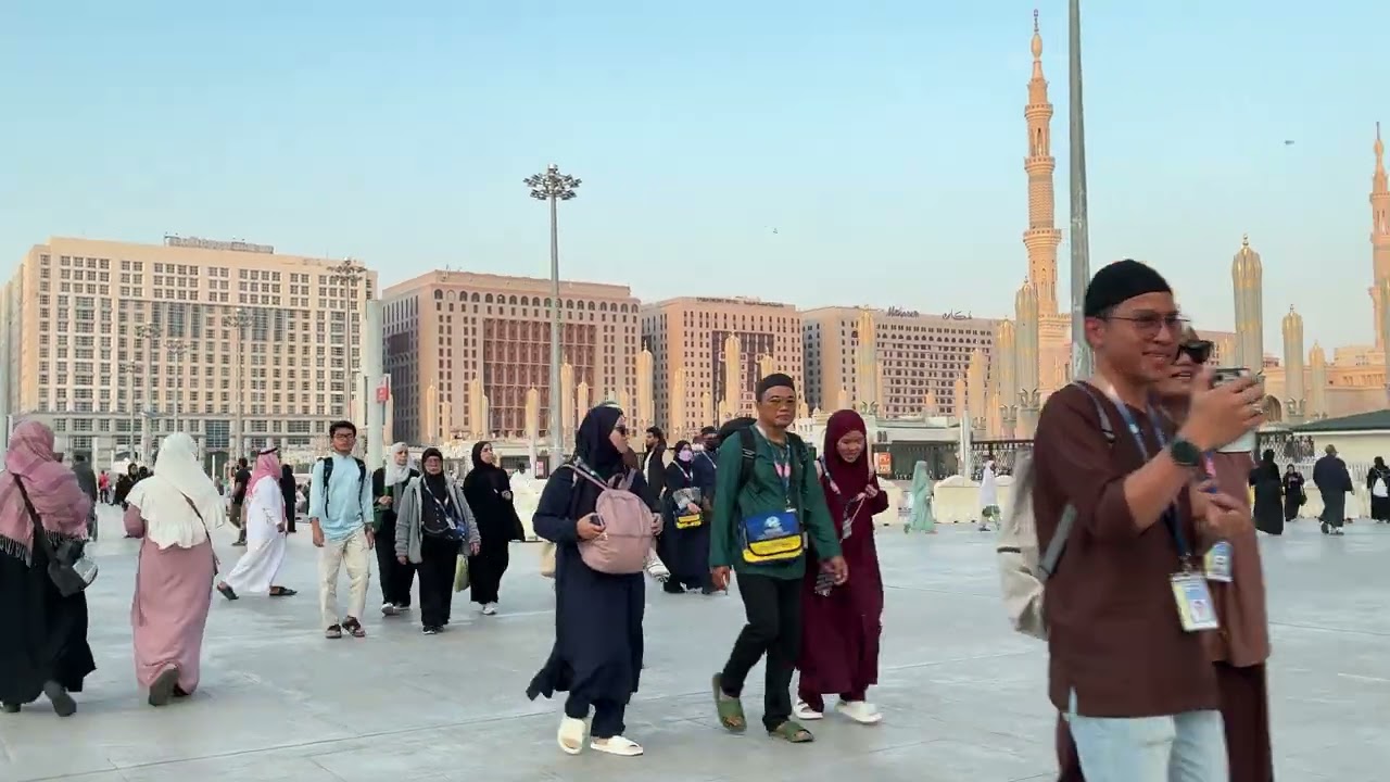 Taking a walk and appreciating the peaceful surroundings. @Azhrie #madinahalmunawwarah 