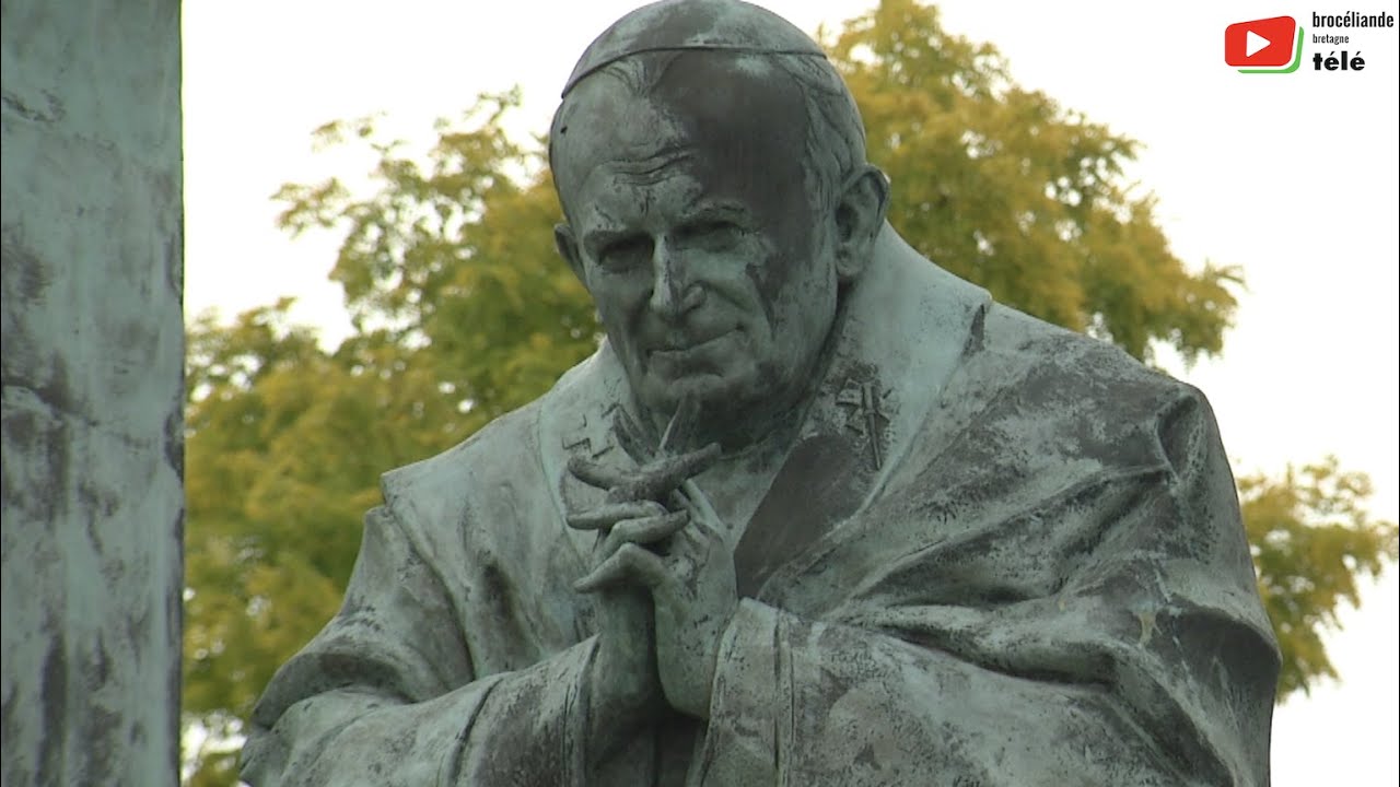 BROCÉLIANDE  🇲🇫  |   Statue Géante Pape Jean-Paul II Ploërmel   |  Brocéliande Bretagne Télé