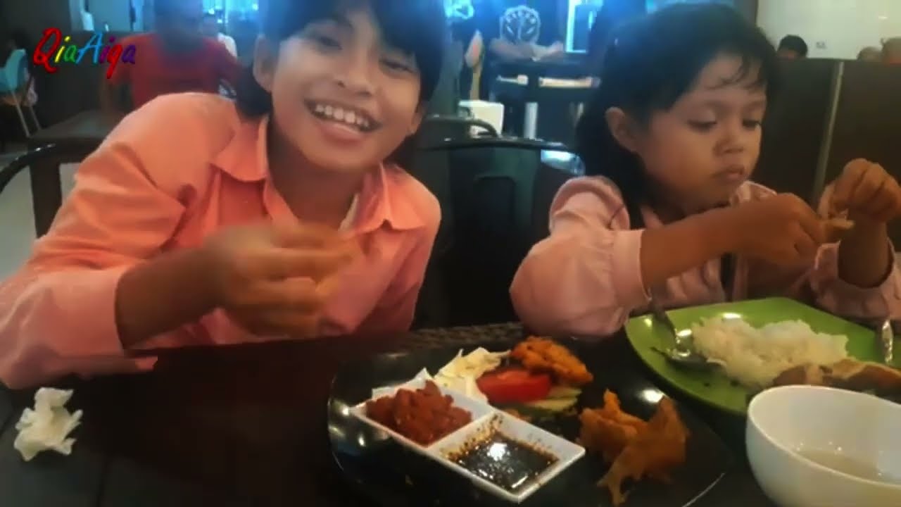 Qia Aiqa makan d Restoran India Tebing Tinggi