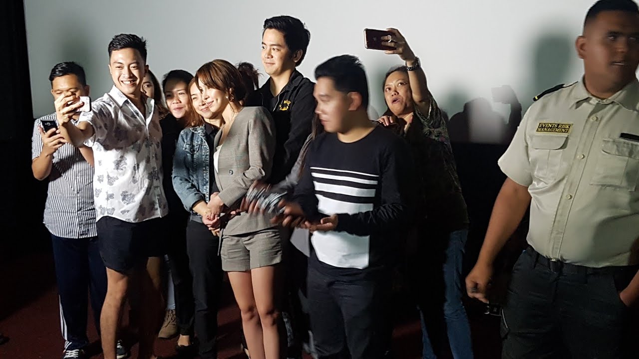 JOSHUA AND JULIA at SM AURA Blockscreening; Grabe ang dikit sa isat isa,may message sa fans