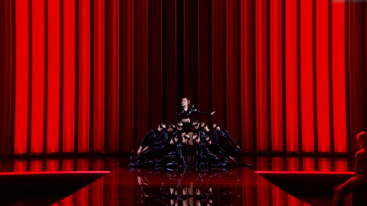 Maléna Performing 