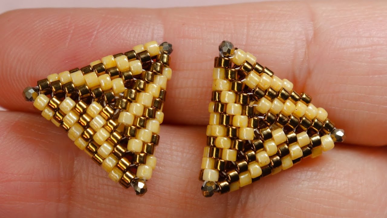 گوشواره میخی دو بعدی مثلثی با منجوق زیبا و ساده  Twee-dimensional Triangular Stud Earring
