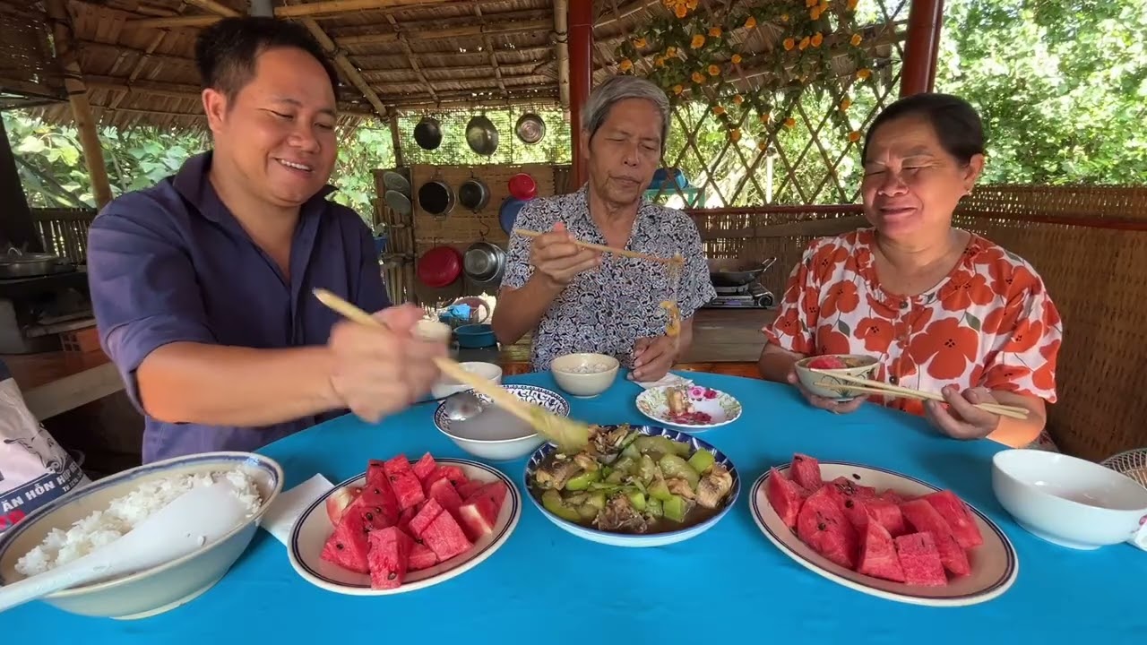 Mẹ kho cá lóc đồng với bầu, cả nhà ăn không kịp
