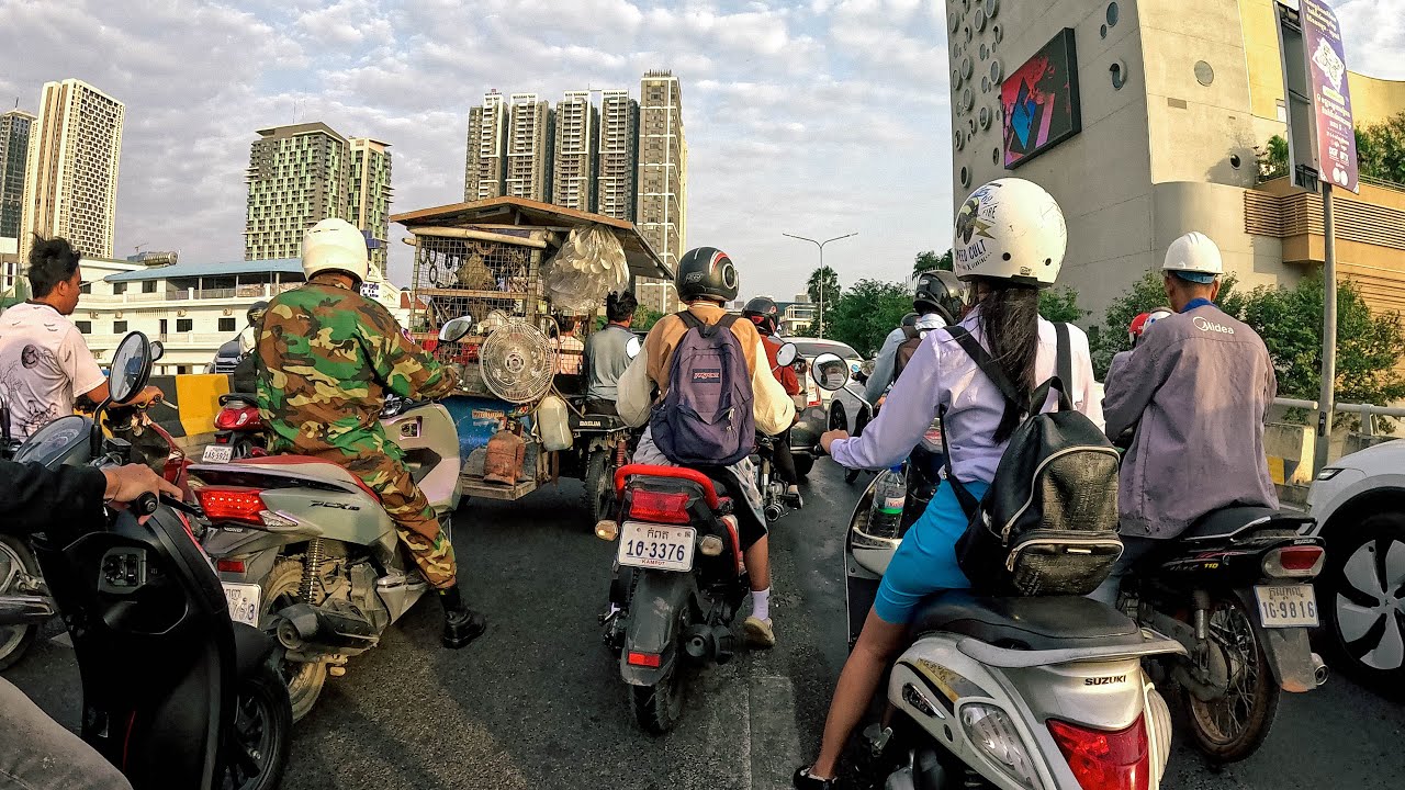 EP 216: Everyday motorcycle ride in Phnom Penh, Cambodia, 4K/60p