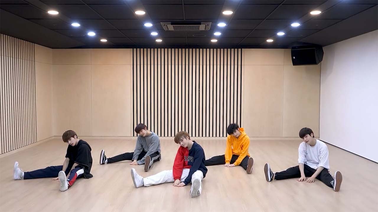 TXT (투모로우바이투게더) - 어느날 머리에서 뿔이 자랐다 (CROWN) Dance Practice (Mirrored)