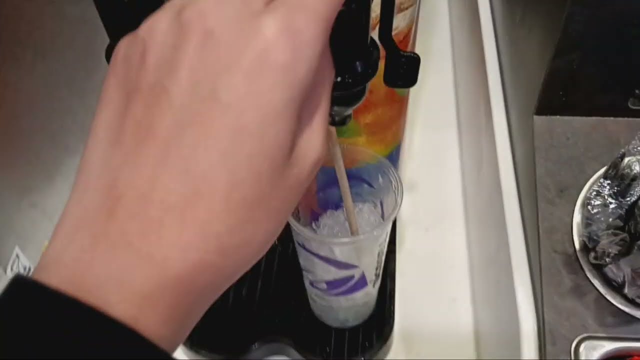 Mixing Sweet Tea And Lemonade At Taco Bell