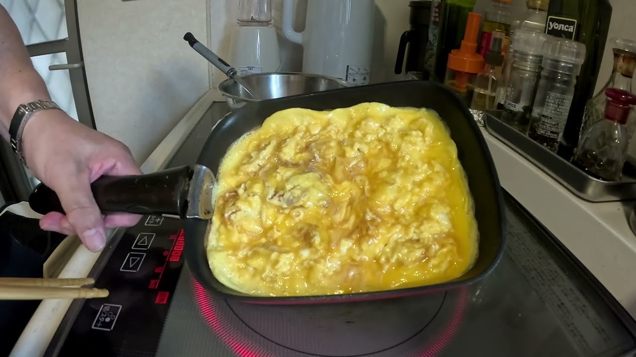 約60歳の男、玉子焼きを焼く