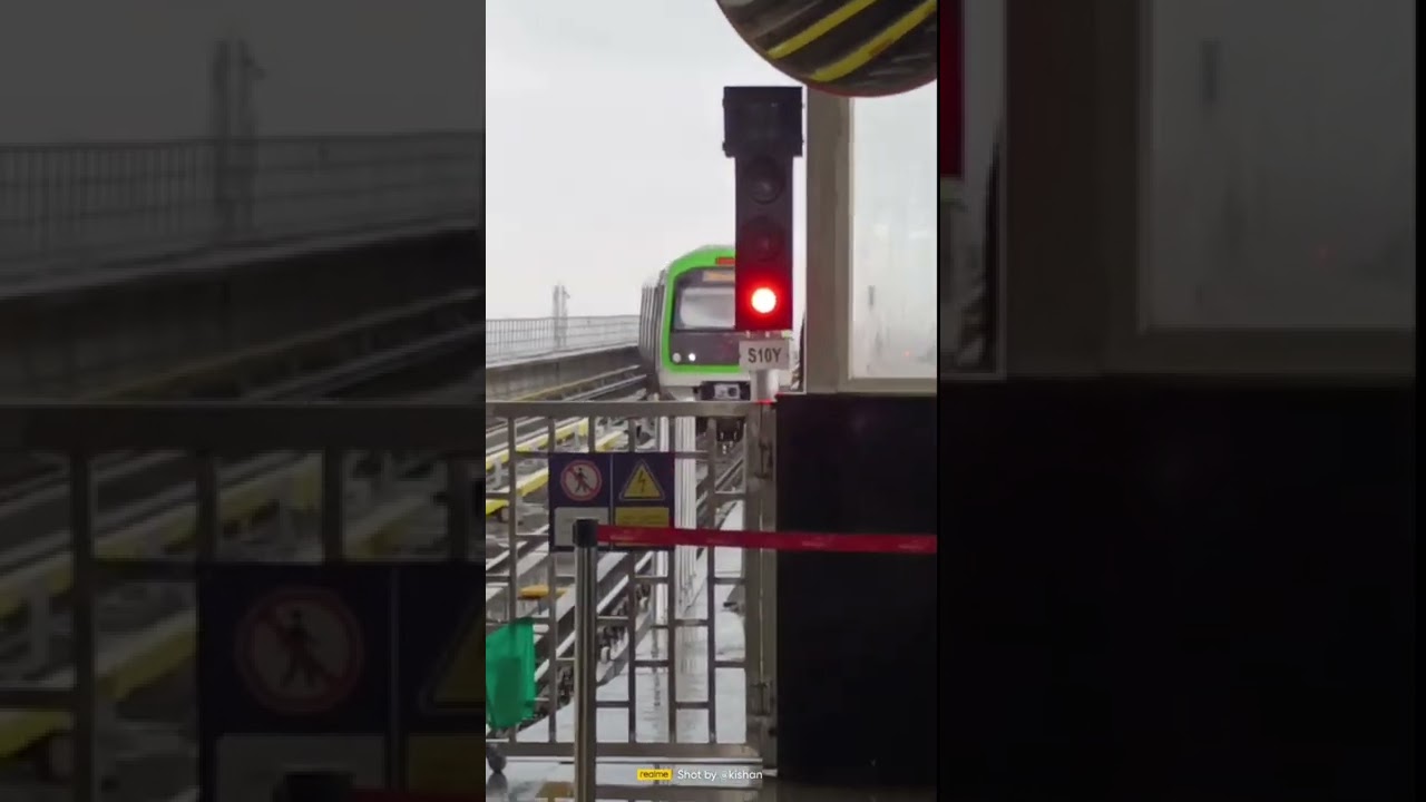 Two metro entering and exiting in silk institue metro station | #nammametro #metro #bengaluru