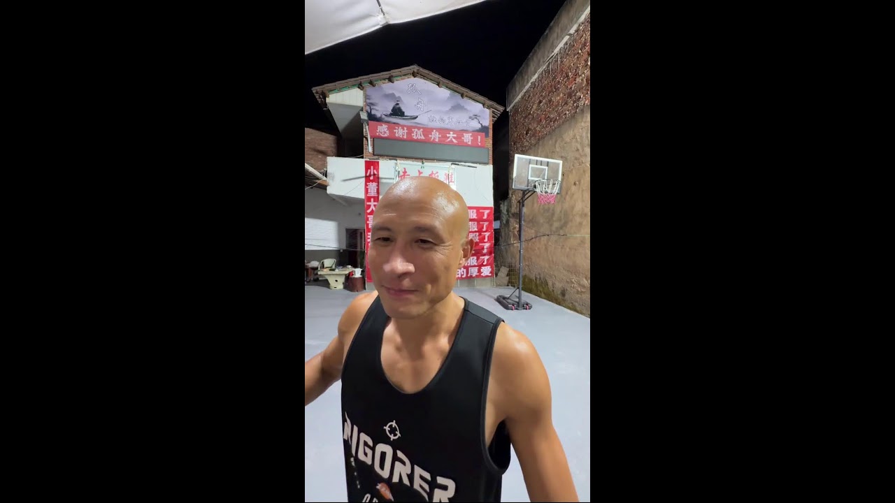 One man, one courtyard, one basketball, one move, one dream! 2026-02-05 00:45:40